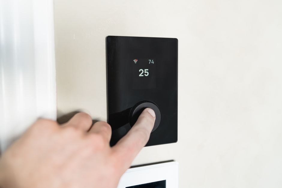 Termostato inteligente moderno controlando calefacción y refrigeración